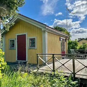 Gaesthus Med Utsikt Oever Drottningholms Slott Semesterbostad Drottningholm